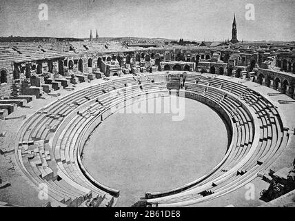 Ruinen der römischen Arena in Nimes, Frankreich, Foto von 1890 / Ruinen der römischen Arena in Nimes, Frankreich, Foto aus 1890, historisch, digital verbesserte Wiedergabe eines Originals aus dem 19. Jahrhundert / Digitale Produktion einer Originalanlage aus dem 19. Jahrhundert. Jahrhunderts Stockfoto