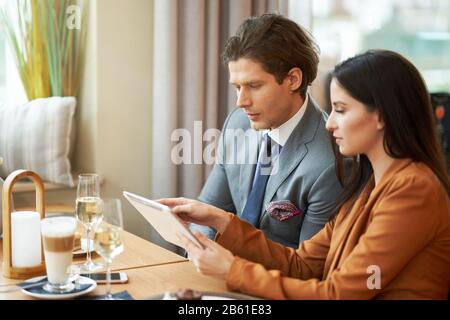 Geschäftsleute, Die ein Meeting Im Café haben Stockfoto