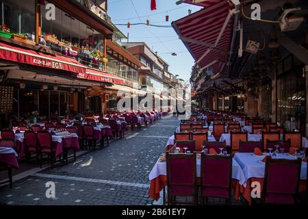 Istanbul, Türkei 18. Februar 2020: Freier Blick auf die Fischrestaurants von Kumkapi am Mittag Stockfoto