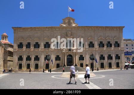 Valletta. Malta. Das Zentrum der Altstadt. Auberge de Castille et Leon in Castille Place. Residenz und Amt des maltesischen Premierministers. Stockfoto