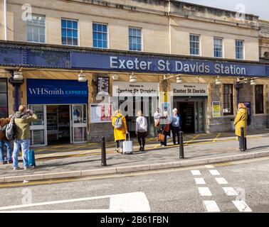 Passagiere außerhalb des Bahnhofs Exeter St David's, Exeter, Devon, England, Großbritannien Stockfoto