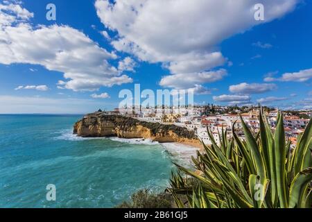 Strand von Carvoeiro in Portugal. Marine Street Szene. Stockfoto