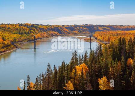 Hängebrücke für Fußgänger und Fahrräder über den North Saskatchewan River in Edmonton Alberta, Kanada, an einem Herbsttag. Stockfoto