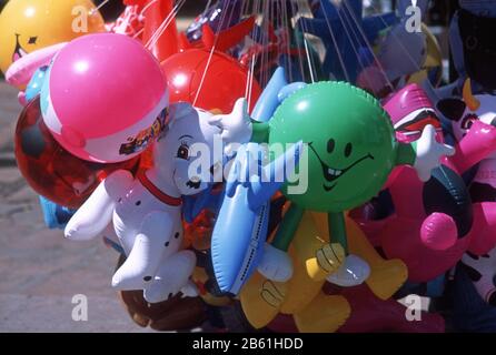 Bunte Luftballons in den Formen von Tieren, Flugzeuge, Comic-Figuren und mehr, zum Verkauf in Zacatecas, Mexiko. Das historische Zentrum von Zacatecas ist ein UNESCO-Weltkulturerbe. Stockfoto