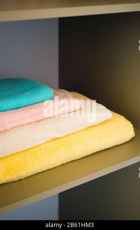Frische bunte Handtücher im kleiderschrank Stockfoto