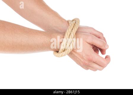 Begrenzung der Bewegung an den Händen, die mit einem Seil verbunden sind. Der Mann. Stockfoto