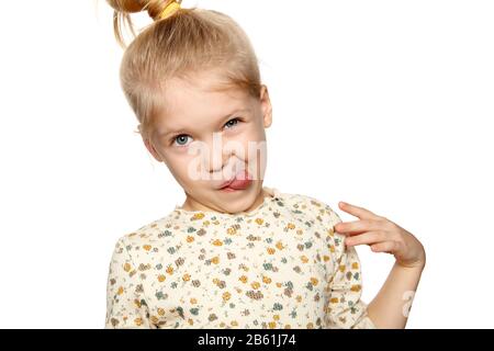 Portrait von lustigen kleinen Mädchen, die ein Gesicht machen, isoliert über weißem Hintergrund mit Kopierraum. Stockfoto