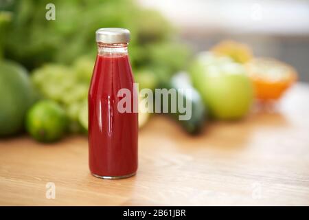 Flasche Smoothie oresh grünes Obst und Gemüse auf Holztisch Stockfoto