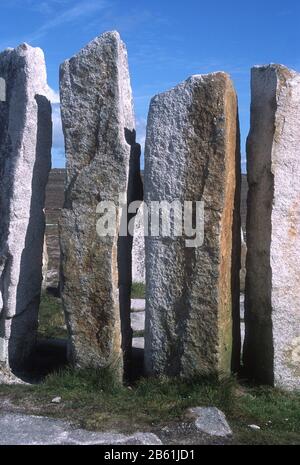 Deirbhiles Twist – Dealbhóireach. Der letzte Teil eines Skulpturenpfades über Nord-Mayo zum Gedenken an Mayo 5000. Künstler Michael Boffin Bildhauer. Teil der Heritage Centre-Kollektion. Ein Steinkreis aus lokalen Granitsteinen in Form einer Drehung errichtet mit 22 Trittsteinen, die zu ihm führen. Stockfoto