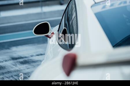 Design auf einen Blick ein Porträt eines 911-Sportwagens von hinten mit verschwommenem Hintergrund und einer Wiederwahl im Fenster Stockfoto