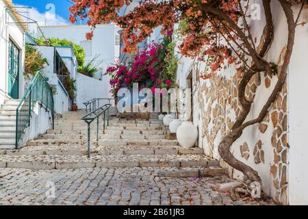 Altes Straßendorf Estoi. Portugal, Faro. Stockfoto