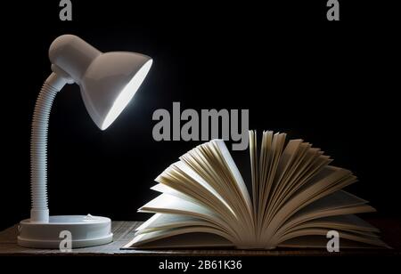 Nachtlicht der Lampe auf dem Buch. Zum Lesen. In der Bibliothek. Stockfoto