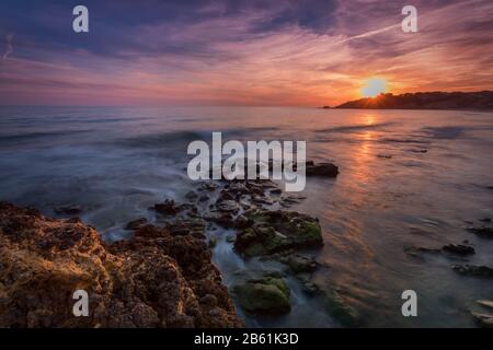 Herrlicher Sonnenuntergang auf dem Meer in Portugal. Seascape. Stockfoto