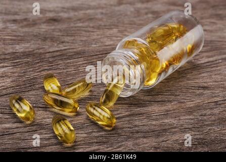 Tabletten Vitamin E in einem Glastank. Fischöl. Stockfoto