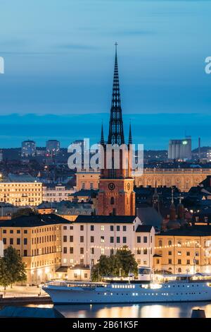 Stockholm, Schweden - 29. Juni 2019: Malerische Aussicht auf Stockholm Skyline am Sommerabend. Berühmte beliebtes Ziel malerischen Ort in der Dämmerung leuchtet. Riddarh Stockfoto