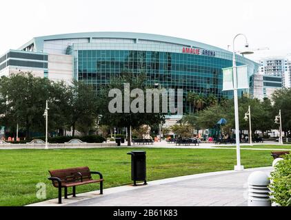 Tampa, Florida, USA - 21. Juli 2018: Blick auf die Tampa'a Amale Arena vom Park gegenüber der Arena. Stockfoto