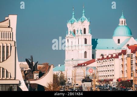 Grodno, Weißrussland - 16. Oktober 2019: Regionales Schauspieltheater Grodno Und Kathedrale St. Francis Xavier Im Sommer Sonnentag. Stockfoto