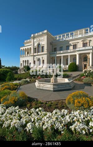 Livadia Palast vor blauem Himmel Hintergrund. Der Palast Livadia war ein Sommerrefugium des letzten russischen Zaren, Nikolaus II., und seiner Familie in Livadiya, Cr Stockfoto