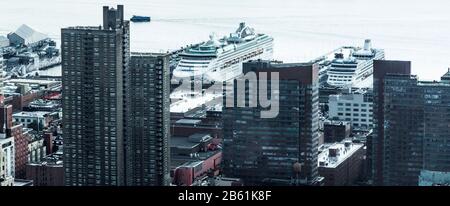 New York City, New York, USA - 14. August 2018: Der Blick auf Kreuzfahrtschiffe und Gebäude in New York City von oben. Stockfoto