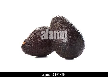 Zwei haas-avocado-Früchte isoliert über dem weißen Hintergrund. Eine Ernährung tropischer Früchte, die eine große Anzahl von Spurenelementen und Makrozellen enthält. C Stockfoto