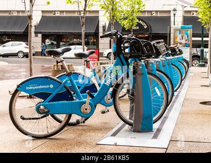 Philadelphia, Pennsylvania, USA - 24. April 2019: Blaue Indego-Bikes in einem Rack, das für Kunden bereit ist, sich in der Innenstadt von Philadelphia zu teilen. Stockfoto