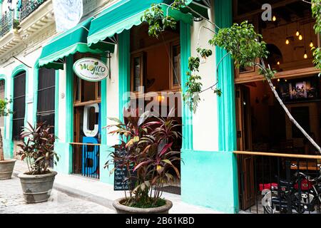 Havanna, Kuba - 25. Juli 2018: Mojito Mojito Restaurant in Havanna Kuba mit offenen Türen und Fenstern, die Kunden zum Essen einladen. Stockfoto