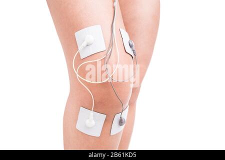 Massagegerät für Elektrostimulatoren am Knie. Verletzungsportlerin. Stockfoto