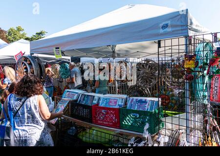 West Islip, New York, USA - 22. September 2019: Menschen, die lokale Künstlerwaren auf der Jahrmarktmesse verschiffen und genießen. Stockfoto