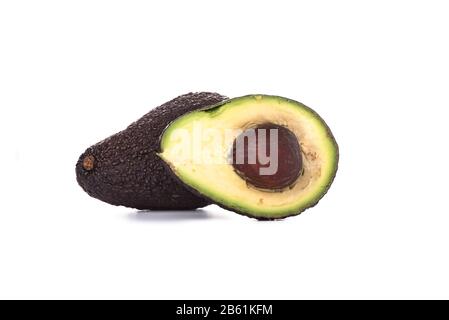 Zwei Haas Avocado-Früchte Isoliert Über Weißem Hintergrund. Schneiden Sie Avocado-Früchte. Stockfoto