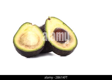 Zwei Haas Avocado-Früchte Isoliert Über Weißem Hintergrund. Schneiden Sie Avocado-Früchte. Stockfoto