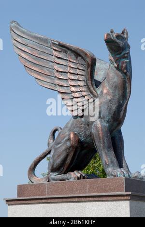 Griffin Skulptur Nahaufnahme vor blauem Himmelshintergrund. Griffon liegt am Eingang zu Kerch (Krim). Stockfoto