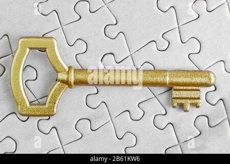 Goldener Schlüssel zum Puzzle Nahaufnahme. Stockfoto