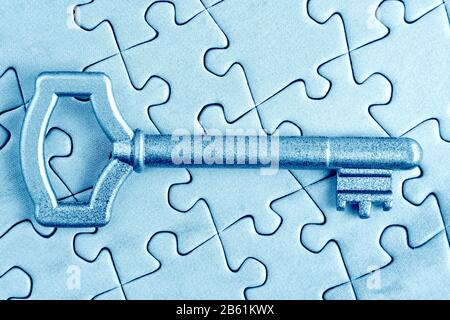 Der Schlüssel zum Puzzle schließt in kalten Tönen. Stockfoto