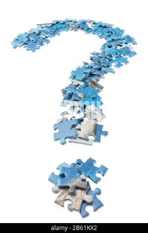 Puzzle auf weißem Hintergrund in Form eines Fragezeichens. Stockfoto