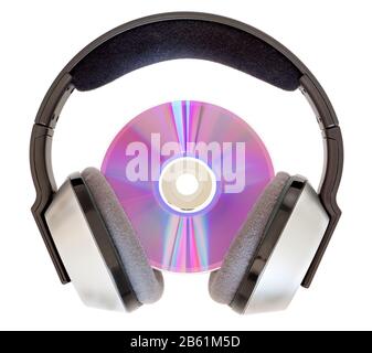 Kabellose Kopfhörer und eine CD zum Musikhören. Auf weißem Hintergrund. Stockfoto