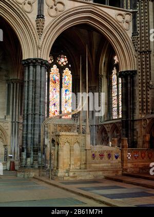 Sehen Sie NE des Hauptheiligtums von St Hugh of Avalon (Bischof von Lincoln 118-1200) im Angel Choir am E-Ende der Kathedrale von Lincoln, England, Großbritannien. Stockfoto