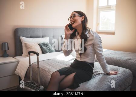 Die ausgeruhte Geschäftsfrau ist bereit, von Geschäftsreisen nach Hause zu gehen. Stockfoto