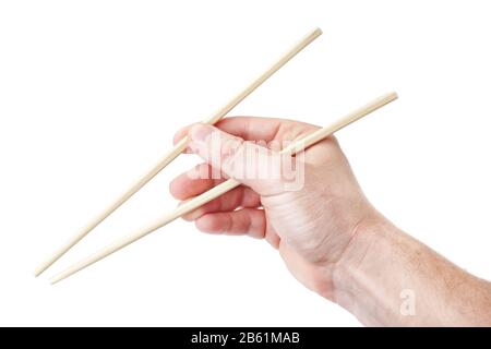 Chinesische Stäbchen Essstäbchen, in der Hand eines Mannes für Sushi. Auf weißem Hintergrund. Stockfoto