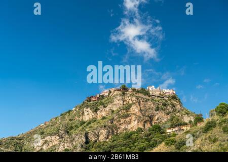 Das Dorf Castelmola auf dem Zipfel des Monte Tauro, Sizilien, Italien, Europa, Castelmola auf dem Berg Tauro, Sizilien, Italien, Europa Stockfoto