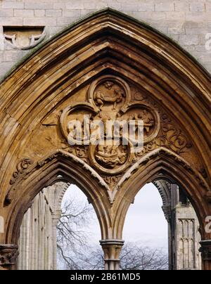 Beschädigte Szenen aus Dem Leben von St Guthlac (d. 714) an der W-Vorderseite des zerstörten Kirchenschiffs von Croyland Abbey, Crowland, Lincoln, England, Großbritannien. Stockfoto