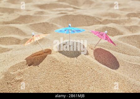 Kleine Sonnenschirme am Strand in der Nähe des Meeres. Stockfoto