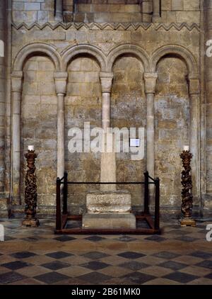 Ovin's Cross: Eine frühe C8th-Gedenkstätte im S-Gang des Kirchenschiffs der Ely Cathedral, Cambridgeshire, England, Großbritannien. Ovin/Owen war Steward to St Etheldreda. Stockfoto