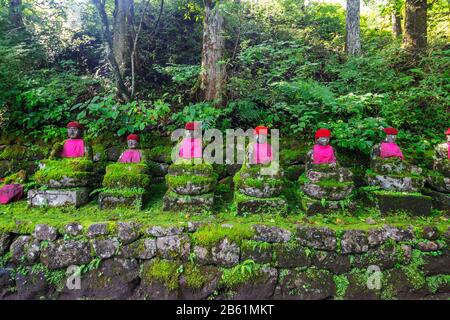 Japan, Honshu, Präfektur Tokigi, Nikko, Unesco-Stätte, Narabi jizo Tempel Schutzstatuen Stockfoto