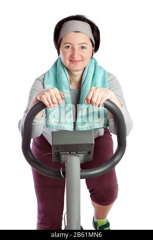 FAT Woman verliert auf einem Heimtrainer Gewicht, das Fett hereinreißt. Auf weißem Hintergrund. Stockfoto