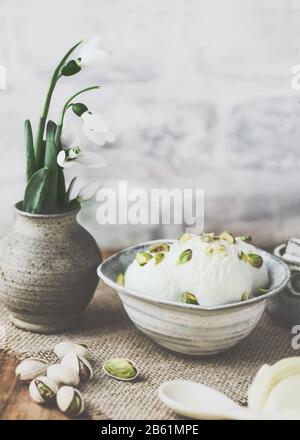 Weiße Eiscreme mit Pistazienhintergrund mit Kopierraum und Platz für Text Stockfoto