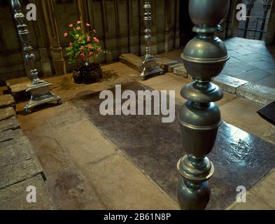 Der Ort des mittelalterlichen Schreins von St Cuthbert in der Kapelle der Neun Altäre, hinter dem Hochaltar am E-Ende der Durham Cathedral, England, Großbritannien. Stockfoto