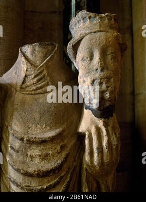 Eine beschädigte Statue, die aus einer Nische im zentralen Turm der Durham Cathedral, England, Großbritannien, von St Cuthbert entfernt wurde und den Kopf des A-S-Königs St Oswald hält. Stockfoto