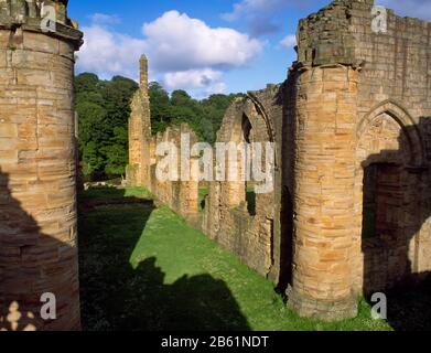 Finchale Priory, England, Großbritannien: Blick von der Kreuzung mit Blick auf den Chor, die Stätte von St Godric's Grave und seine Kapelle auf St. Johannes den Täufer. Stockfoto