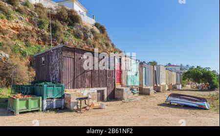 Alte Fischerhütten am Strand im Dorf Ferragudo. Stockfoto