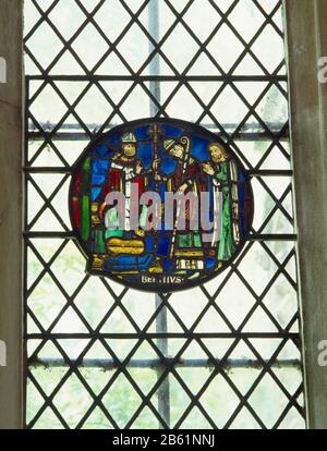 Ein Rundgang im E-Fenster der St Birinus' Chapel, der N-Chorgang von Dorchester Abbey, Oxfordshire, England, Großbritannien, mit Darstellung von St Birinus (BERENNIUS) Stockfoto